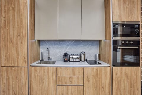 cuisine américaine et grande table pour 10 personnes