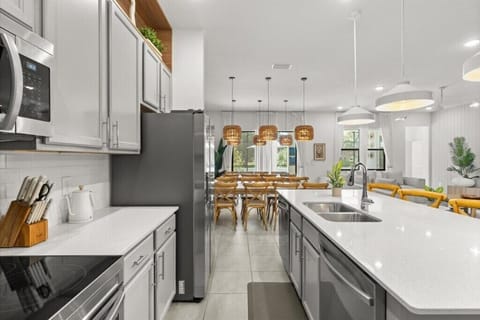 5863HighSeasDrive(10)