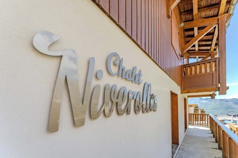 Stay in a traditional chalet apartment with unbeatable location, ski-in/ski-out access, private parking, and mountain charm – in the heart of Val Thorens.