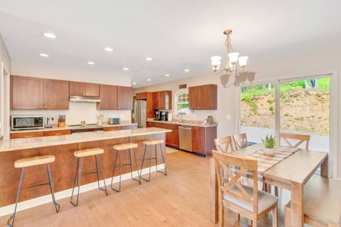 Full Kitchen + Dining Area