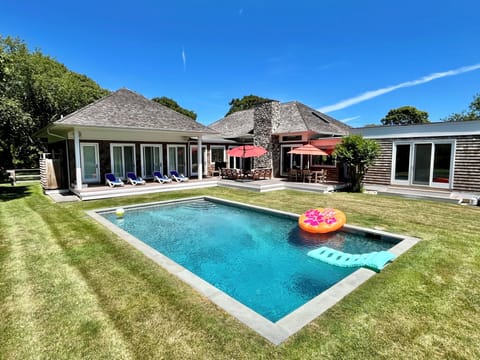 Spacious Backyard w/Pool, Fireplace, TV, Lounge, Dining & Outdoor Shower