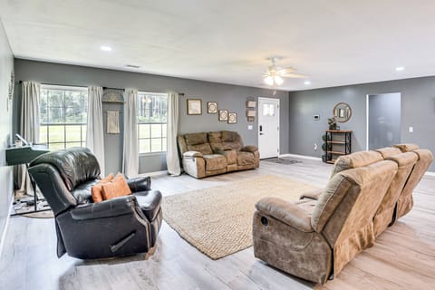 Silver Springs Vacation Rental | 3BR | 2BA | 1 Step Required | 1,918 Sq Ft