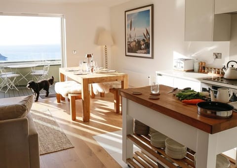 Eat together while enjoying the stunning views through the floor to ceiling windows.