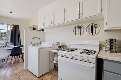 Kitchen/coffee maker/stove/washing machine