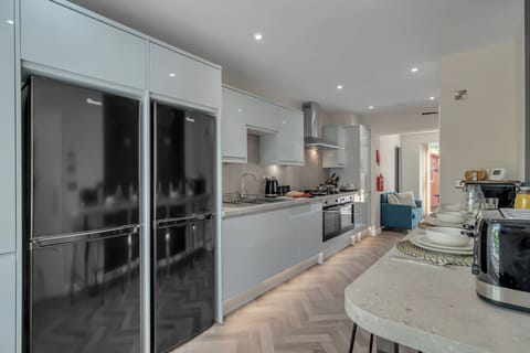 This is where you can cook your meals without hassle. It also features a breakfast bar and a direct access to the communal lounge.