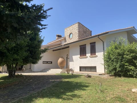 Building, House, Home, Residential Area, Architecture, Roof, Human Settlement, Door, Estate, Cottage