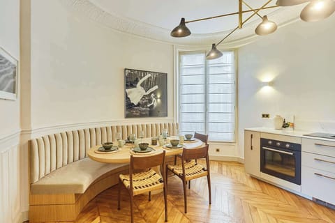 Cuisine entièrement équipée avec espace repas