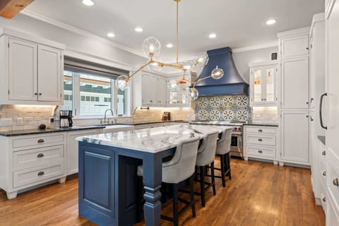 Chef’s kitchen with island seating for 3