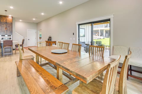 Group-Friendly Dining Area | Dishware/Flatware Provided