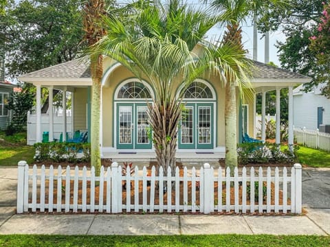 Welcome to Destin Isle! Located just 2 blocks from the beach w/ free Golf Cart 