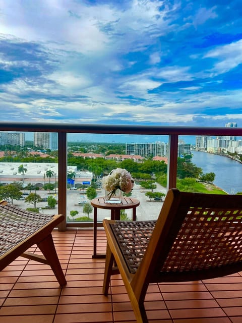 Cozy studio in Hallandale Beach with ocean views.