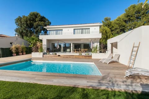 swimming pool; villa; terrace; deckchair; garden