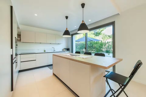 villa, kitchen; oven; bright; worktop; cupboard