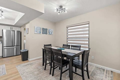 Full size dining room- Seats 6