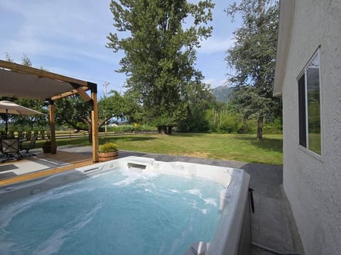 Premium hot tub with six seats of varied heights to fit everyone and with Bluetooth system.