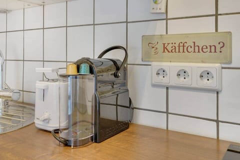 Nespresso-Maschine, Wasserkocher und Toaster 