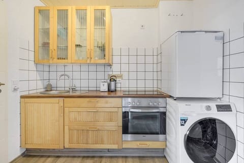 Voll ausgestattete Küche mit Waschmaschine, Kühlschrank, Backofen, Herd und allen dazugehörigen Küchenutensilien (auch für Kinder)