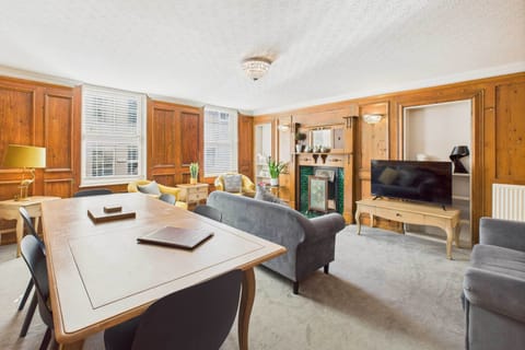 Leading Lights, Whitby - Host & Stay