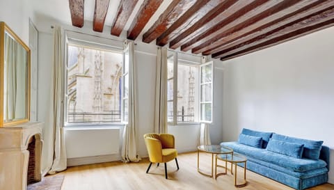 Bienvenu dans notre salon ouvert sur la cuisine, composé d'un canapé convertible confortable, d'un coin repas
