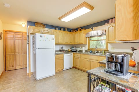 Kitchen | 1st Floor | Dual Keurig/Drip Coffee Maker | Drip Coffee Maker