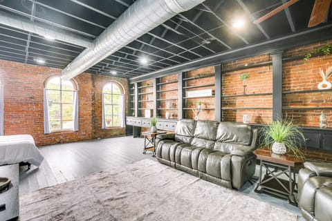 Hannibal Vacation Rental | Studio | 1BA | 1,200 Sq Ft | Stairs Required