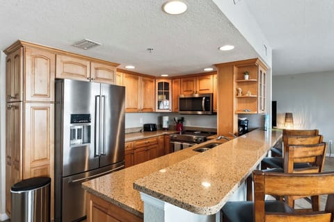 Fully Equipped Kitchen / Coffee, Creamer, and Sugar Included!