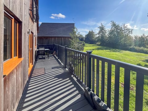 Decking | Laurel - James Ville Marina, Brigg