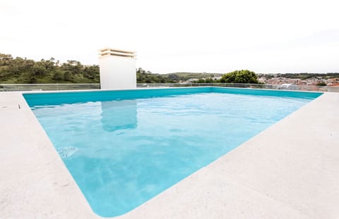 Fully equipped two-bedroom apartment in Foz do Arelho with balcony and access to a shared rooftop pool. Just minutes from the beach and lagoon.