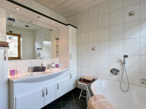 Ferienhaus Siglinde - Holiday home, shower and bath, WC, 5 bedrooms, sauna Apartment in Salzburgerland