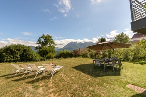 Large garden equipped with dining area, barbecue and sunbathing space