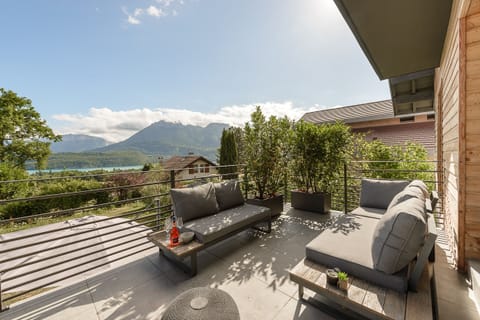 538sqf hanging terrace with garden lounge and panoramic views of the lake and mountains
