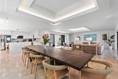 Casual meals and conversation flow easily in this indoor-outdoor dining area at Honolulu Lagoonfront Villa.