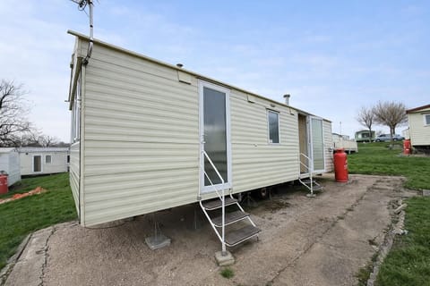 Embrace the coastal charm of Yorkshire with 2cHolidays at our fantastic caravan at Sand le Mere Holiday Park.
