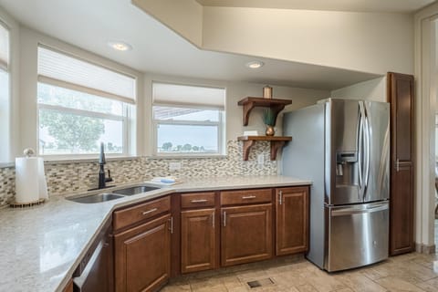 From breakfast spreads to late-night snacks—this space does it all.