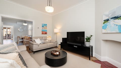 Cosy, comfortable and relaxed! Living through to dining