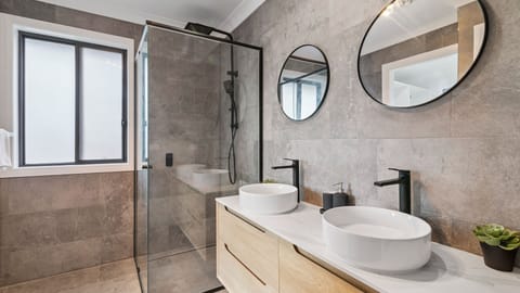 Bedroom 1 ensuite Boreas A side