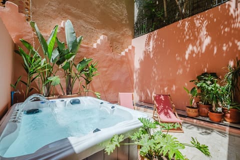 Outdoor spa tub