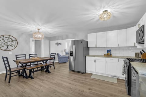 This kitchen came to slay. Full-size, fully stocked, and begging to host a taco night.