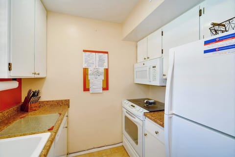 Step into a chef's paradise with this well-appointed kitchen. Featuring fulll size appliances & ample cabinet space, it's the perfect space to cook & gather with family & friends, creating delicious memories!