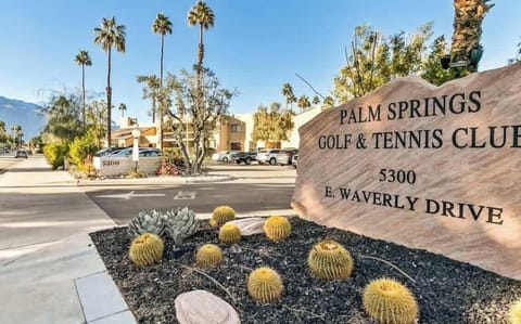 The Palm Springs Golf & Tennis Club community offers a vibrant lifestyle w/ 3 pools, 5 spas & 11 tennis courts. Nestled in downtown Palm Springs, it blends recreation with social engagement, making it a sought-after destination for active residents.