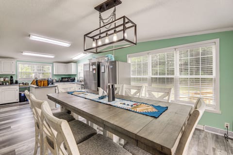 Kitchen | Dishware & Flatware | Coffee/Wine Bar w/ Keurig | Air Fryer