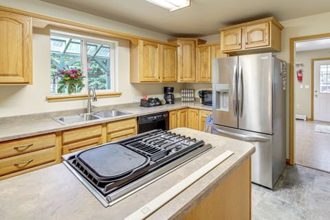 Kitchen | Drip Coffee Maker | Dishwasher | Spices | 1st Floor