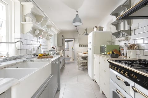 Well equipped kitchen with range cooker,  Delonghi Dolce Gusto, Dishwasher and Smeg fridge/freezer - Almond Cottage