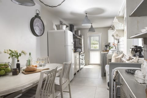 Kitchen, breakfast table, seating area, garden - Almond Cottage