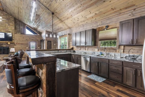 Our fully stocked kitchen is equipped with high-end appliances, tons of cabinetry, and a spacious counter with high-top seating—perfect for morning coffee, meal prepping, or chatting with the chef while dinner’s in the works. 