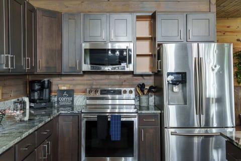 Our fully stocked kitchen is equipped with high-end appliances, tons of cabinetry, and a spacious counter with high-top seating—perfect for morning coffee, meal prepping, or chatting with the chef while dinner’s in the works. 