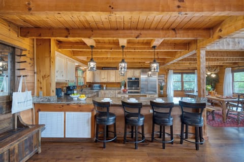 Enjoy casual dining at the kitchen counter. (Big Bear Lodge)