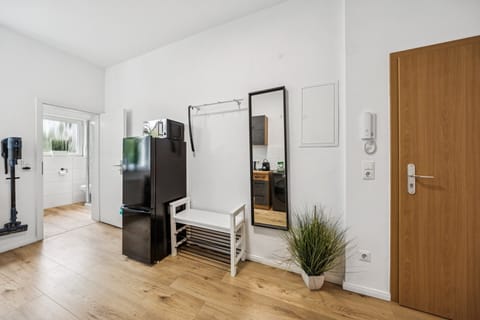 Ein heller Eingangsbereich mit großem Spiegel, Garderobe und praktischer Ausstattung sorgt für einen einladenden ersten Eindruck.