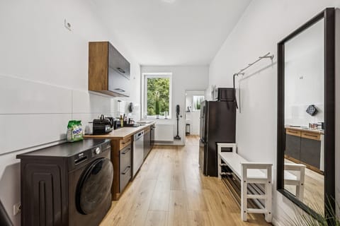 Die moderne Küche mit kompletter Ausstattung, stilvollen Holzelementen und viel Platz lädt zum gemeinsamen Kochen und Genießen ein.