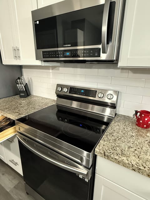 Stove/Knife Set/Microwave